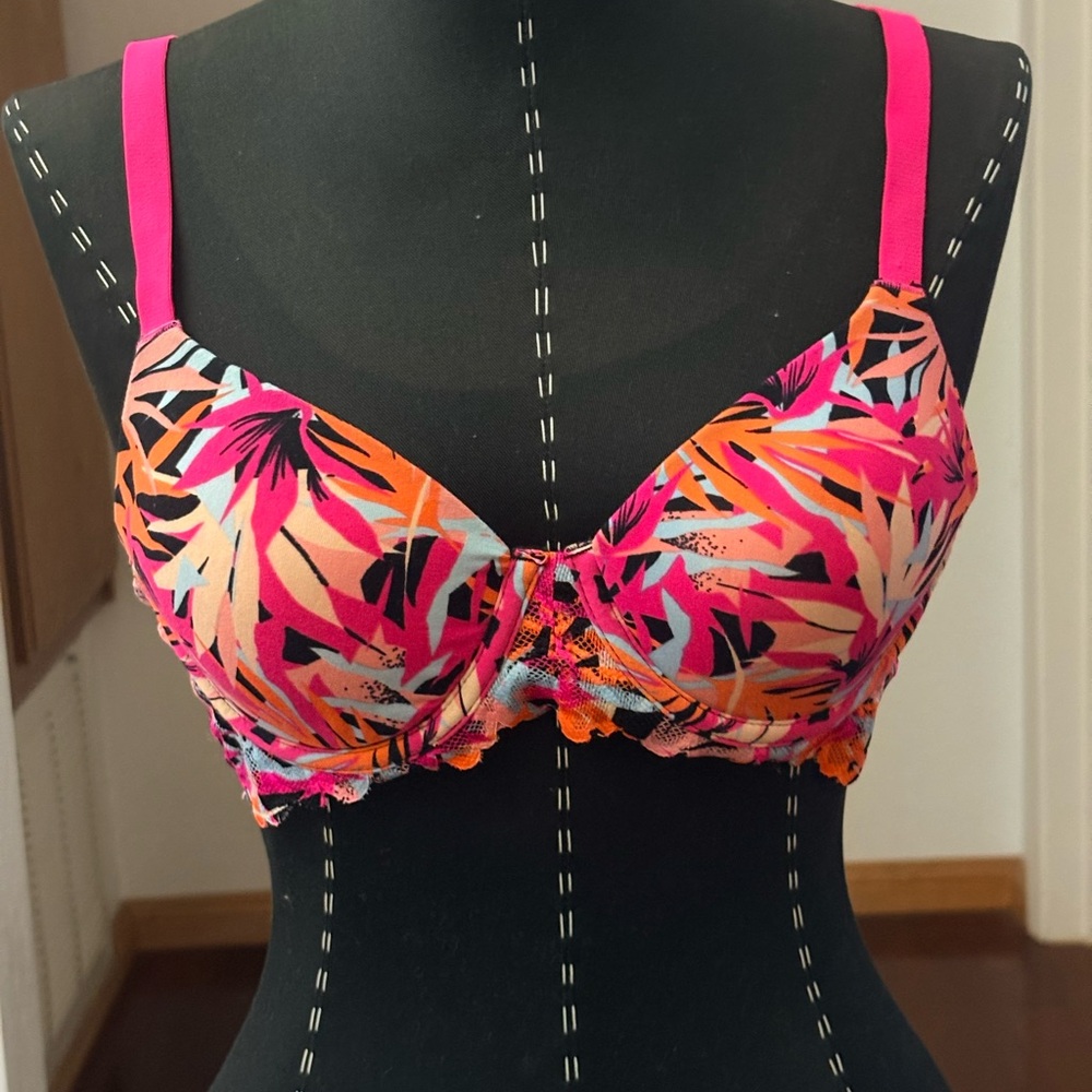 36 A NO BOUNDARIES BRA LIKE NEW SEE PICS FOR DETAILS